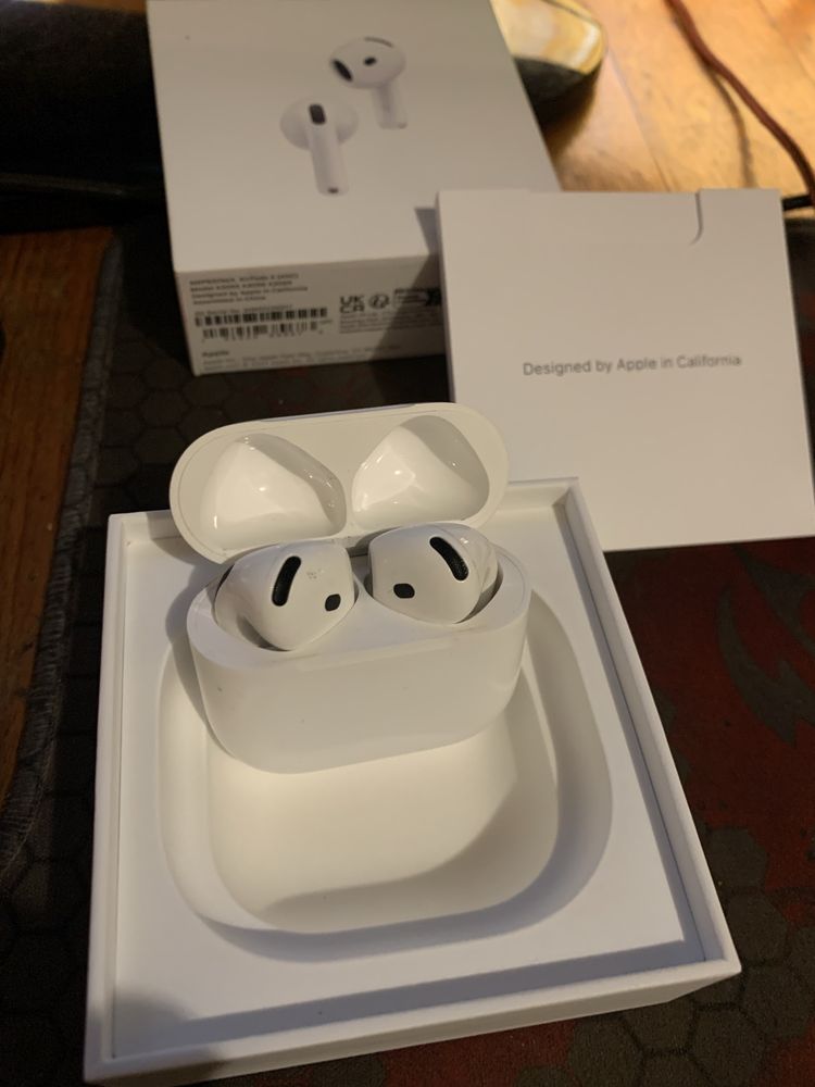 Apple AirPods 4 ANC