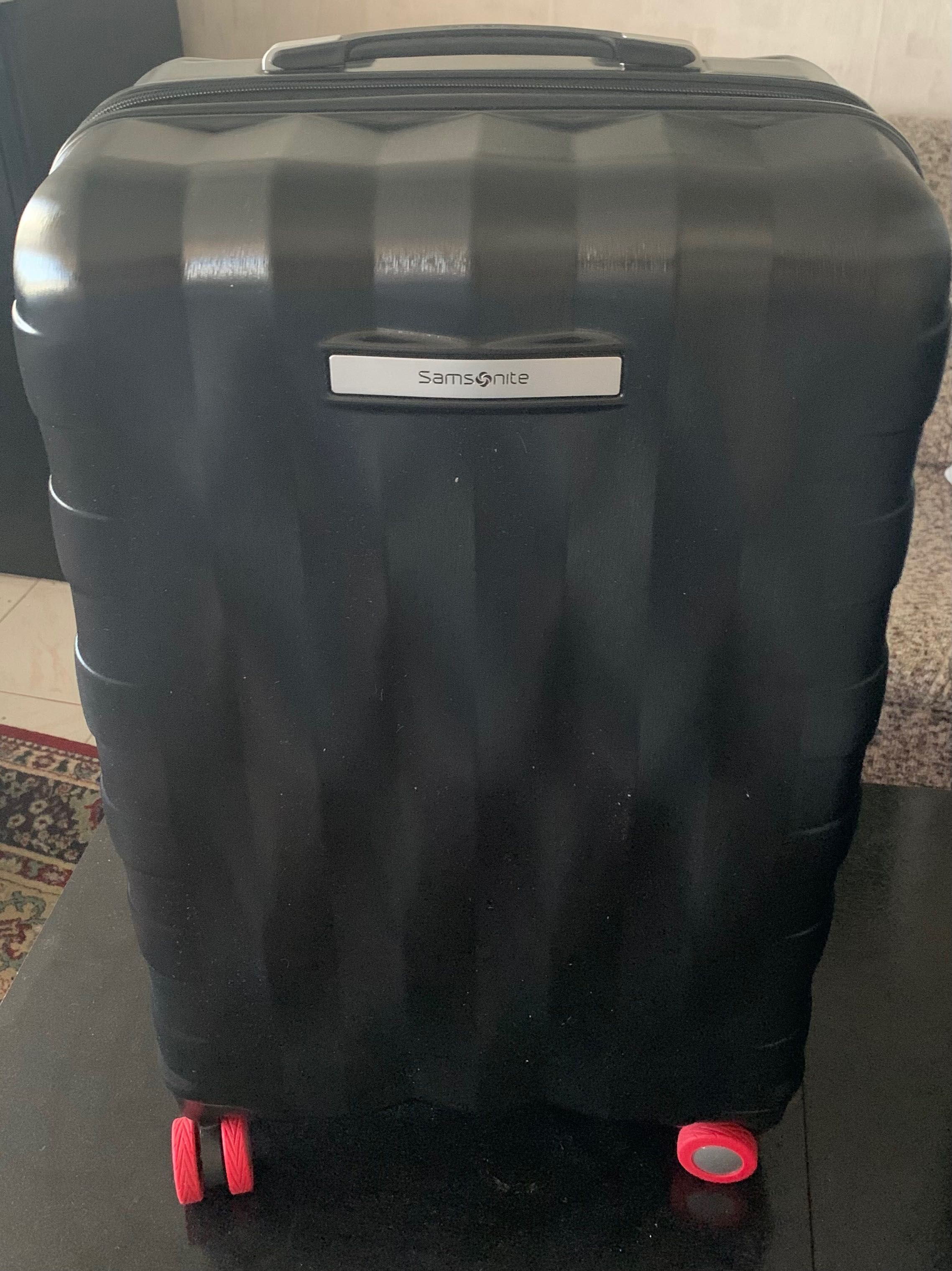 Продавам чисто нови куфари Samsonite