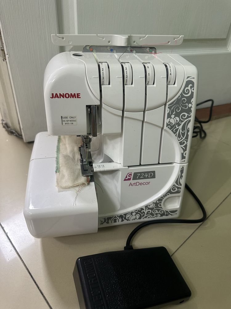 Продам оверлог  janome