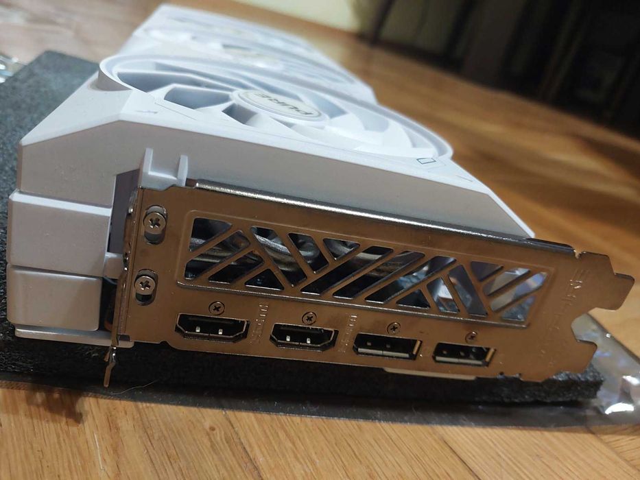 Sapphire Pure RX 7700XT 12GB Gaming OC White