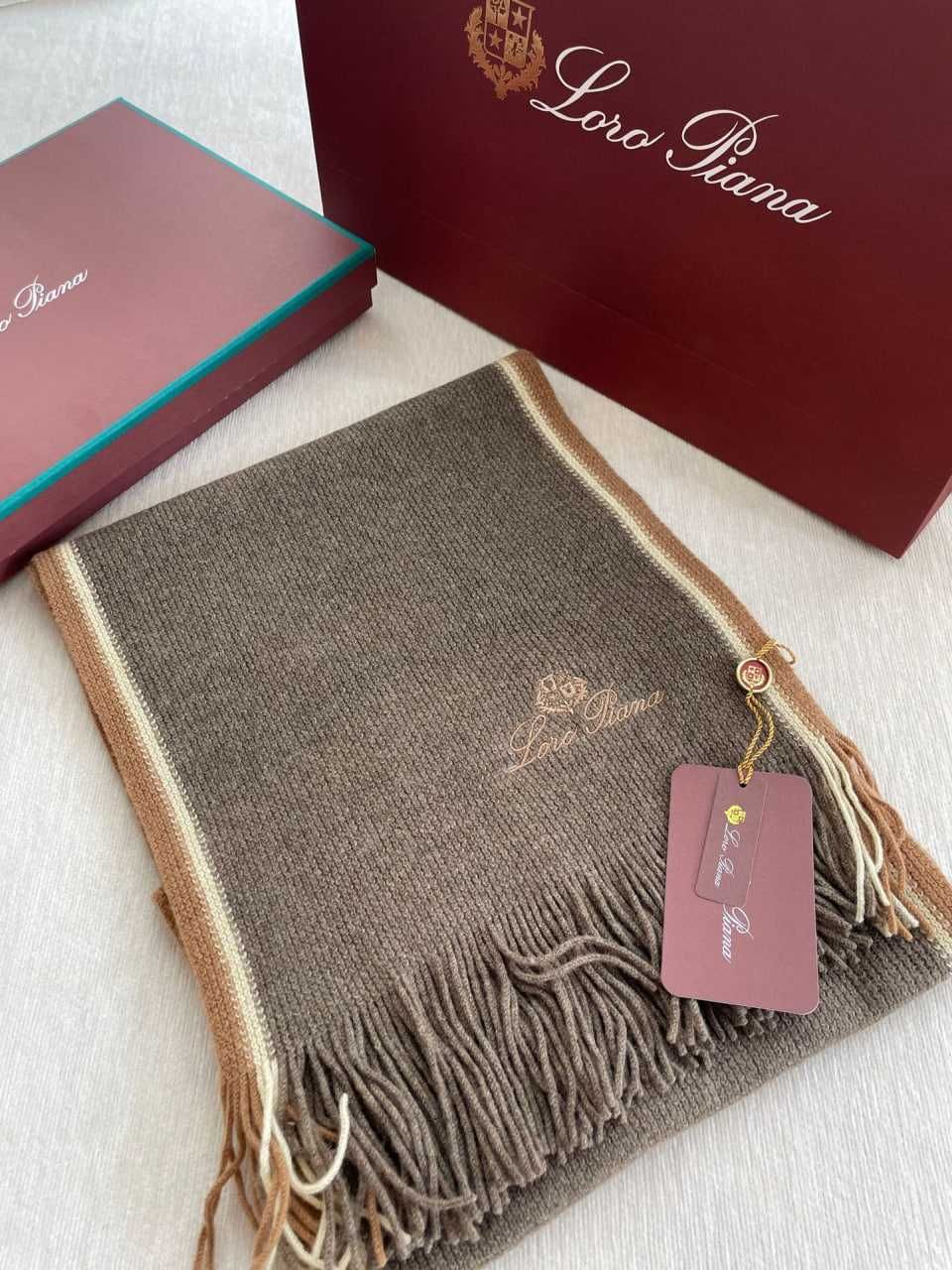 Шарф от бренда Loro piana