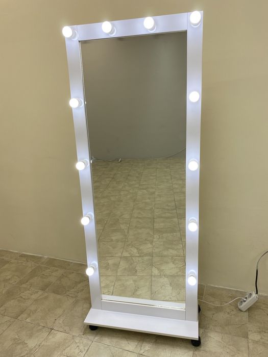 Зеркала с подсветкой . Визажный столик