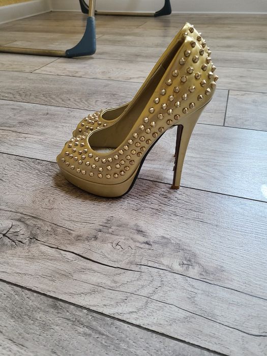 Продам обувь 35 размера