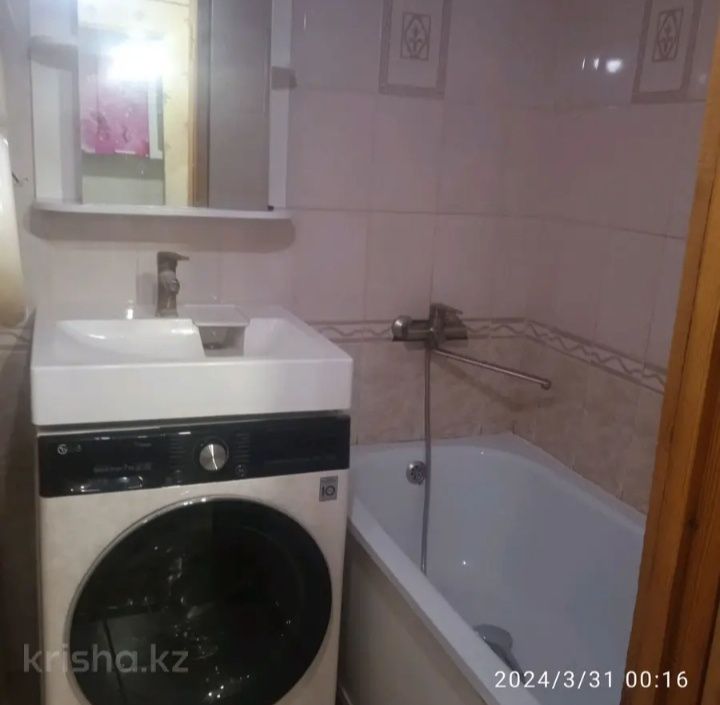 Сдается 2 комнатная квартира, 28-мкр 19- дом, 3- этаж, ТЦ Байтерек, п