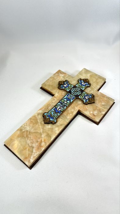 Deosebita Cruce veche bronz si email crucifix pe piatra vintage