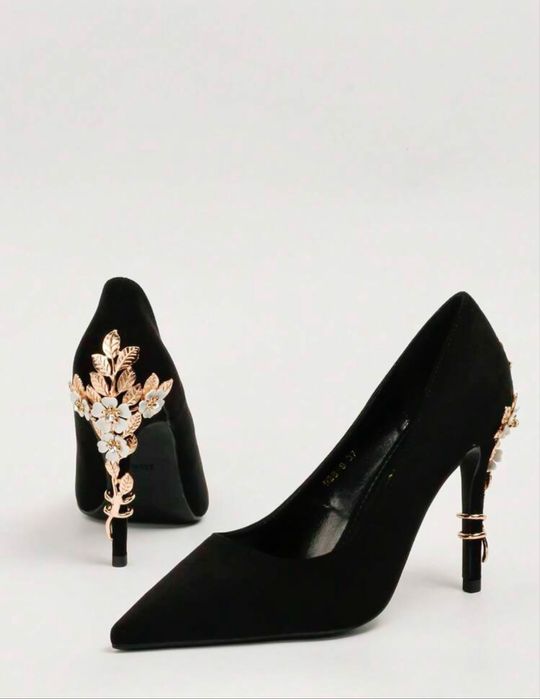 Pantofi negri cu model auriu pe toc