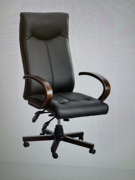 Кресло руководителя, в отличном состоянии, качественный кожзам