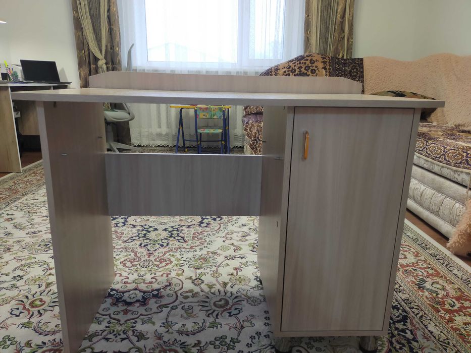 Стол письменный в хорошем состоянии