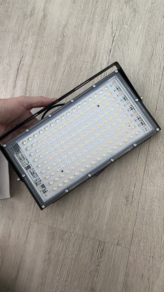 Прожектор для растений. полный спектр 200w