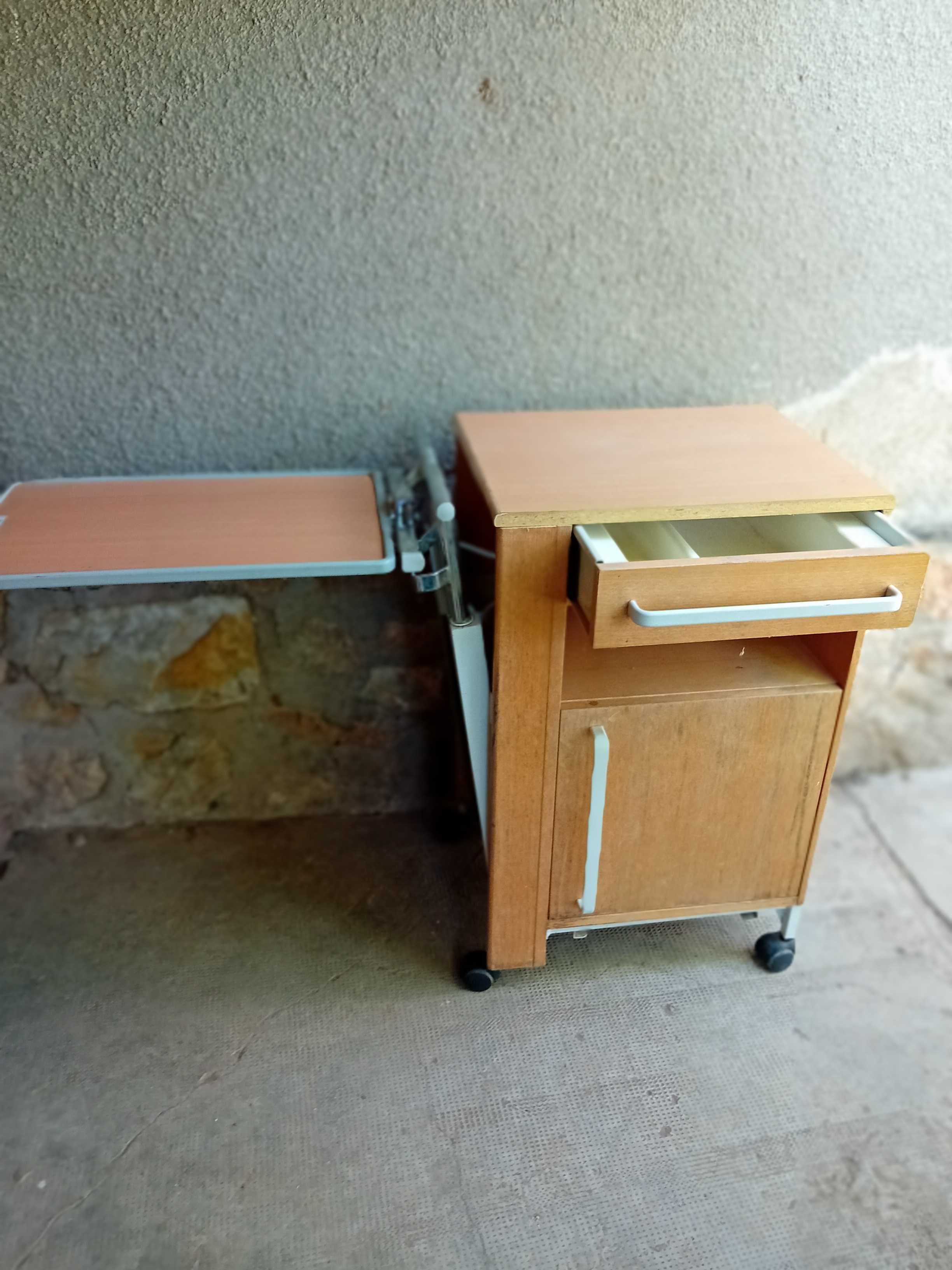 Noptiere spital  cu masa reglabila pe roti