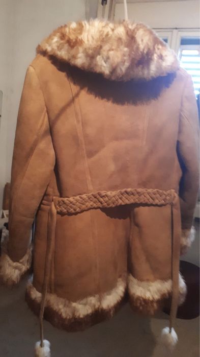 Cojoc Alain Delon, cu blana la gat si mineci si partea de jos