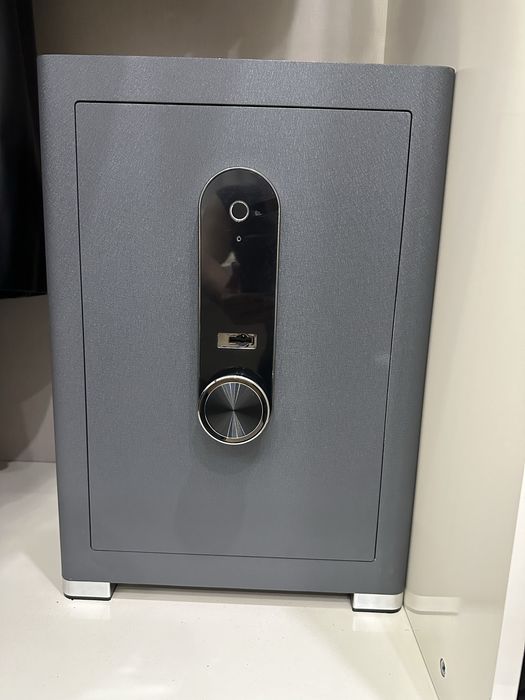 Продам сейф , почти новый