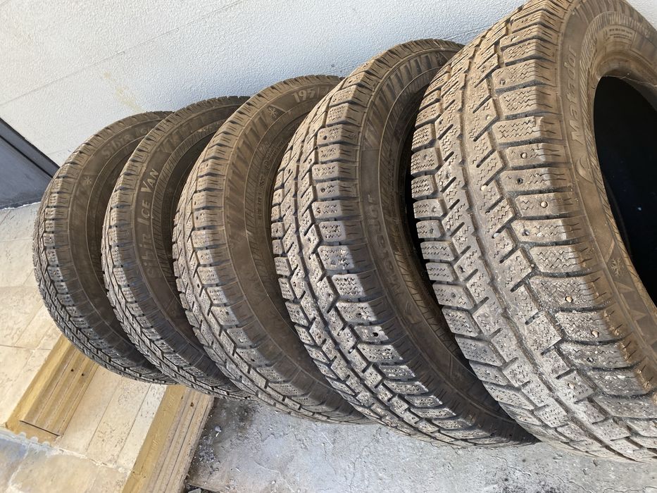 Продам шины с шипами R15C 195/70