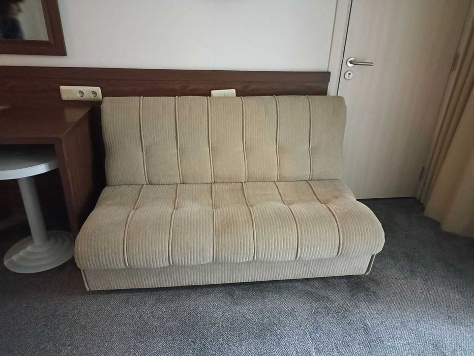 Продавам хотелски дивани и телевизори