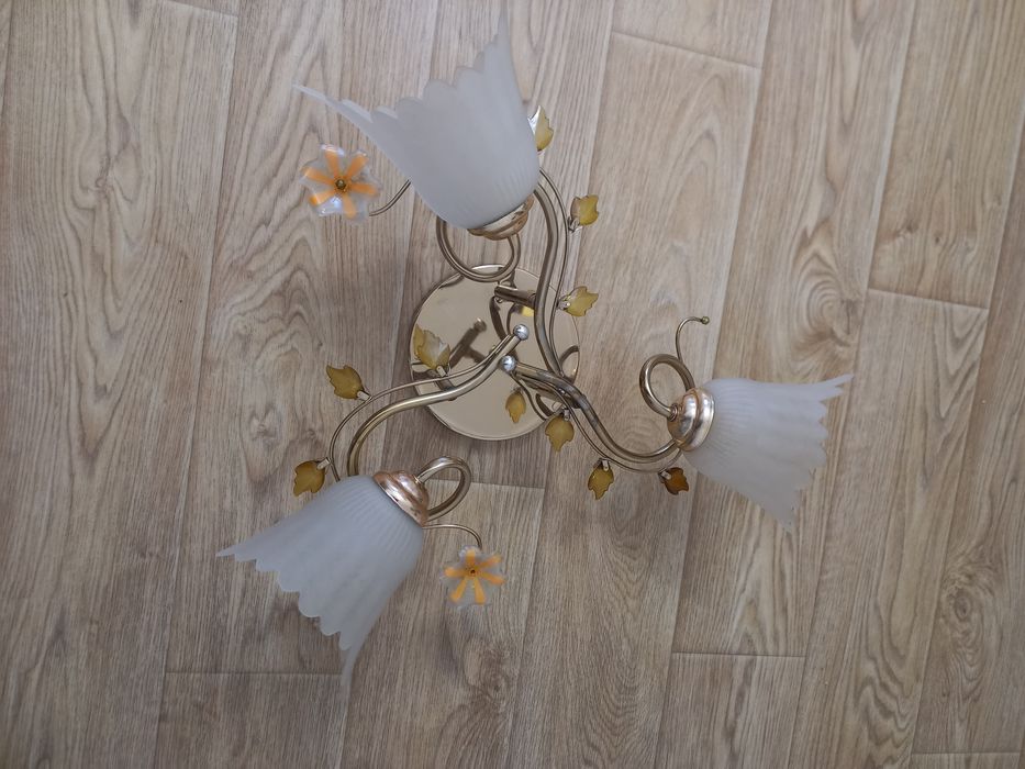 Продам люстру в зал,прихожую,спальню.