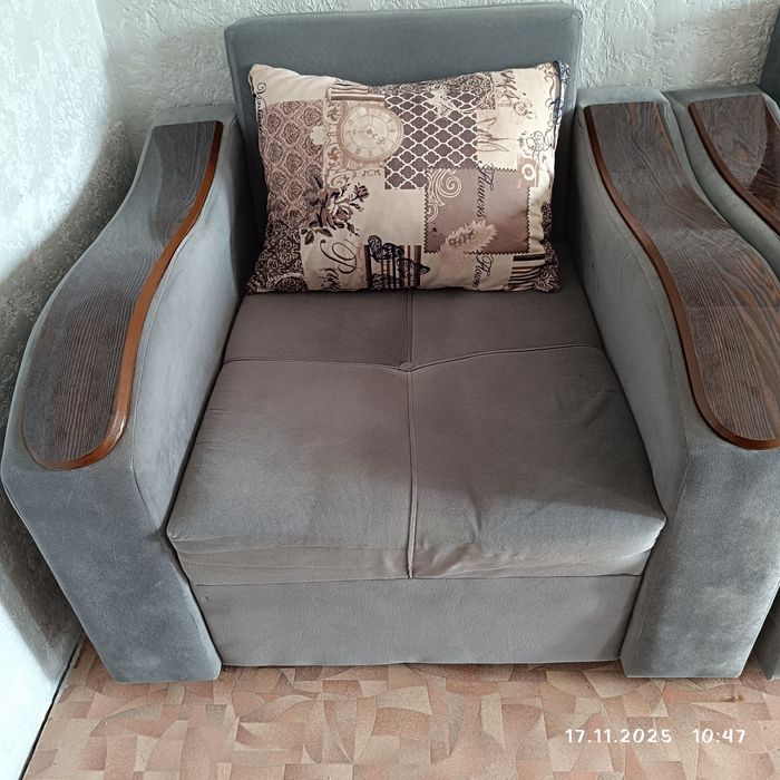 Продам 2 кресла, раскладывающиеся,в отличном состоянии