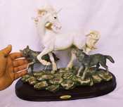 Statueta Inorog vânat de lupi din rasină acrilică, Colecția Julieta.