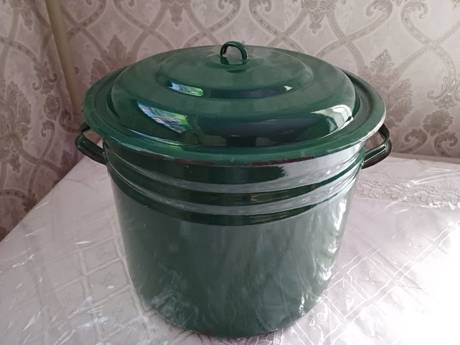 Кастрюля  большая.