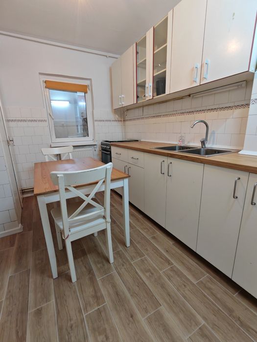 Închiriez apartament 4 camere