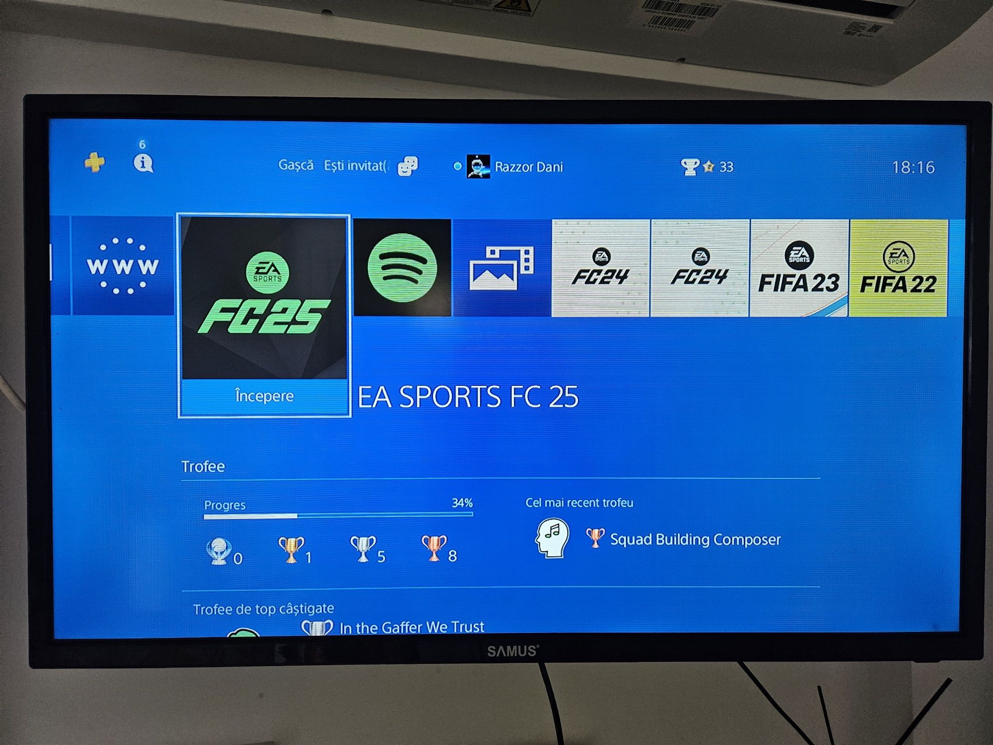 Vand PS4 slim 500gb , 2 Manete si Fifa25