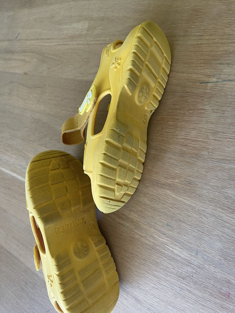 Продавам детски обувки Olang и Crocs