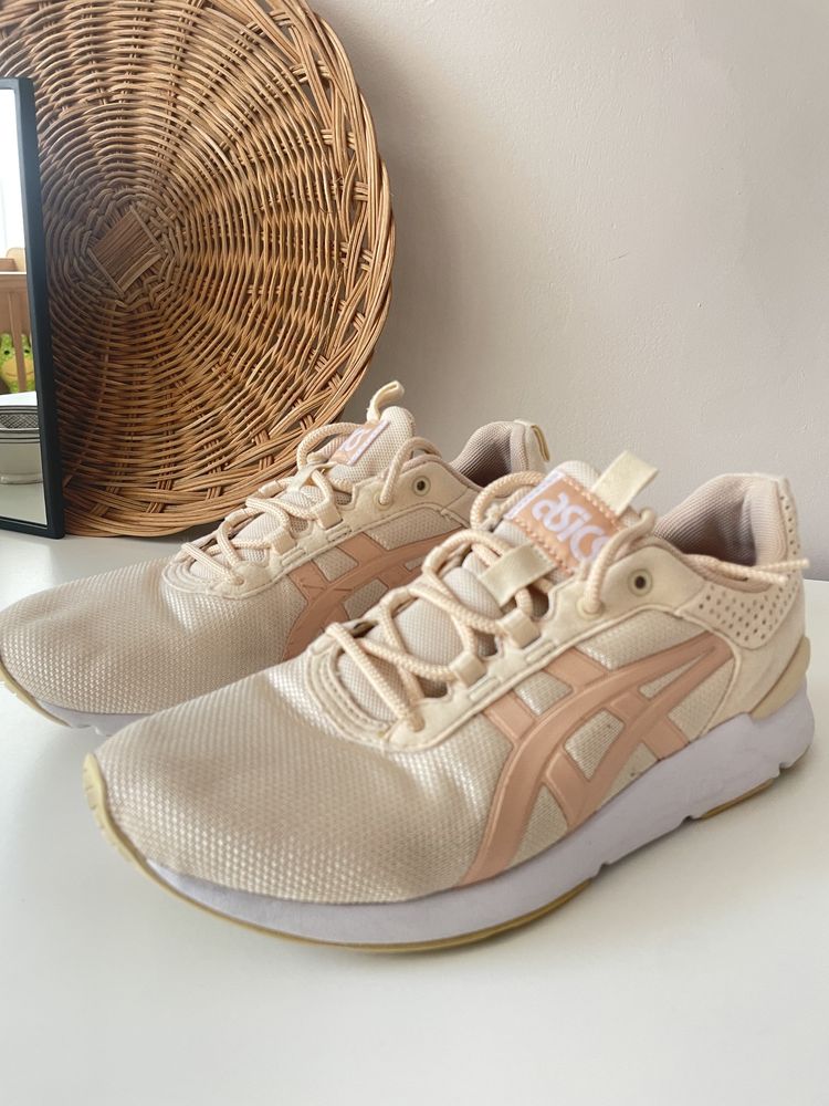 ASICS маратонки като нови