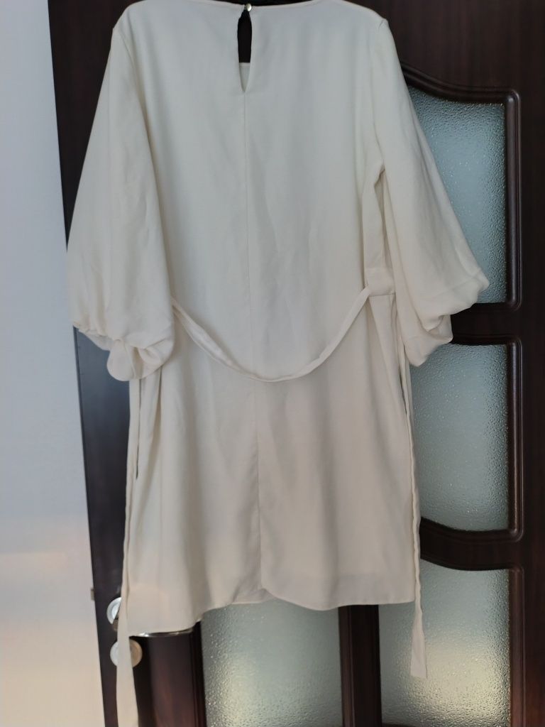 Vind rochie ptr domnisoare.