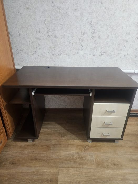 Продам стол письменный в отличном состоянии в комплекте с офис.креслом