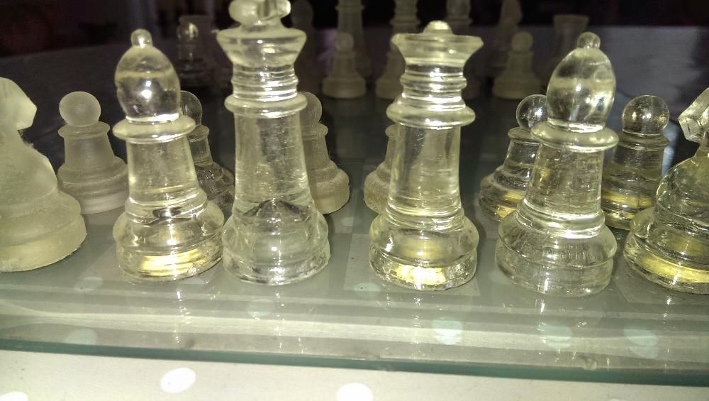 Стъклен шах фигурите са стъклени