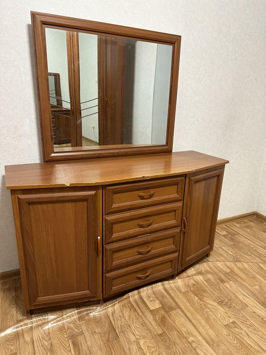 Продается комод с зеркалом!