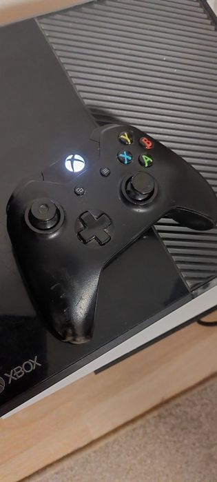 XBox One cu un controler și adapter HDMI