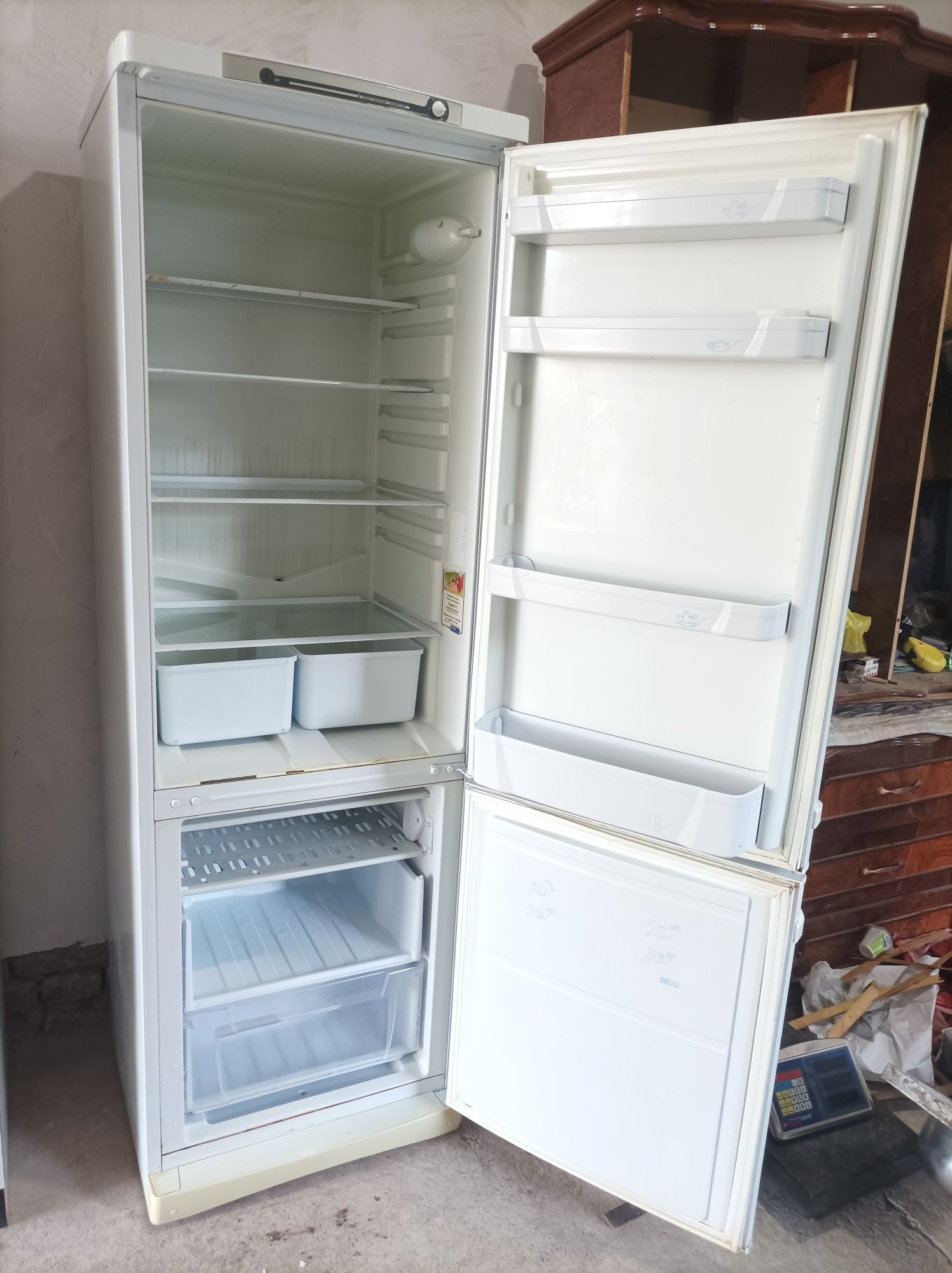 Холодильник Indesit.