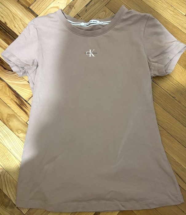 Тениски на марката Calvin Klein