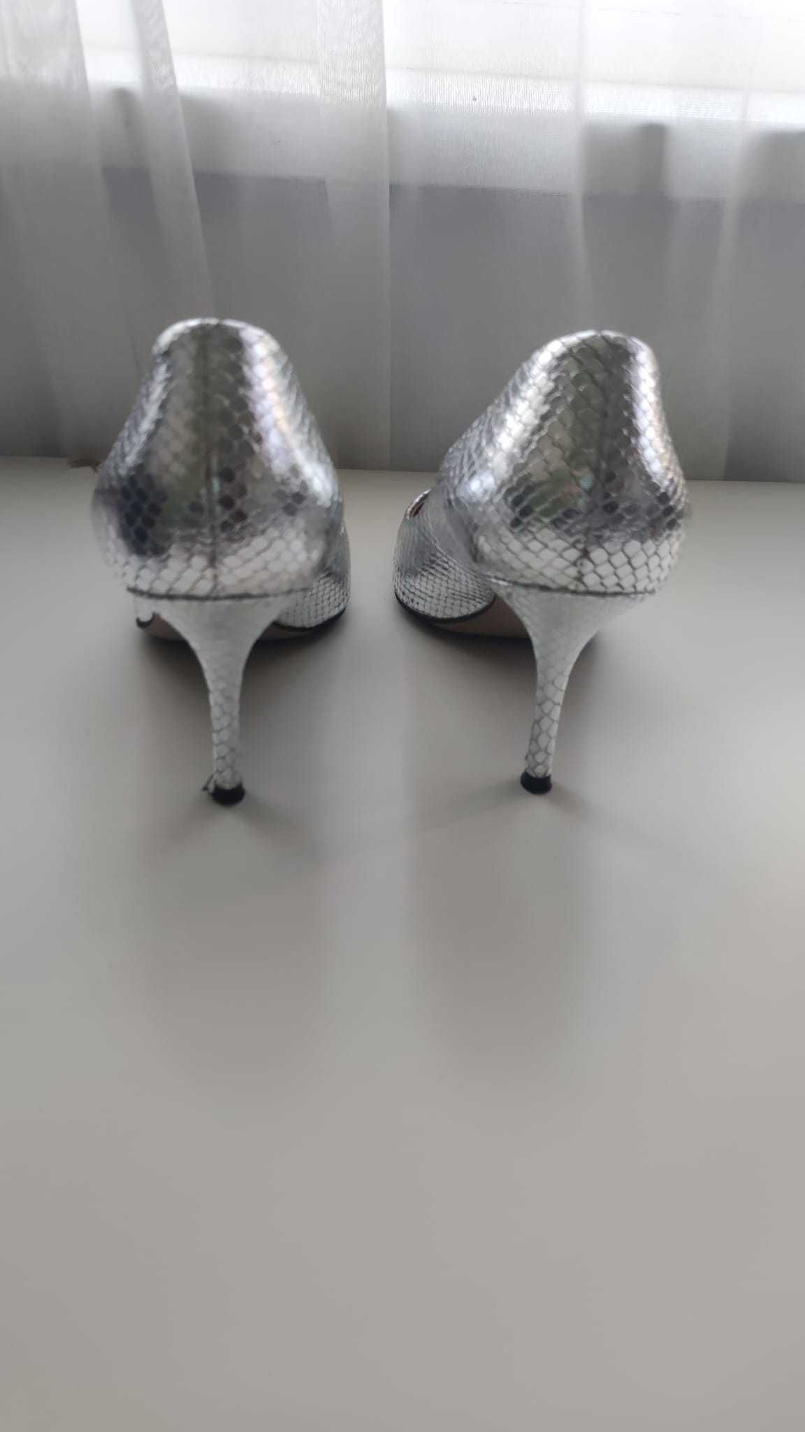 Pantofi argintii Anna Cori din piele naturala cu toc si varf ascutit