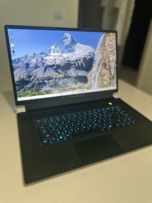 Продавам Alienware x17 R2 (i9 / 64GB RAM / RTX / 1TB SSD)