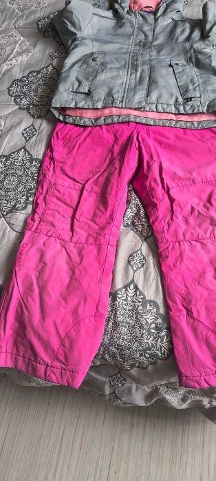 Подарявам яке и зимен гащеризон.