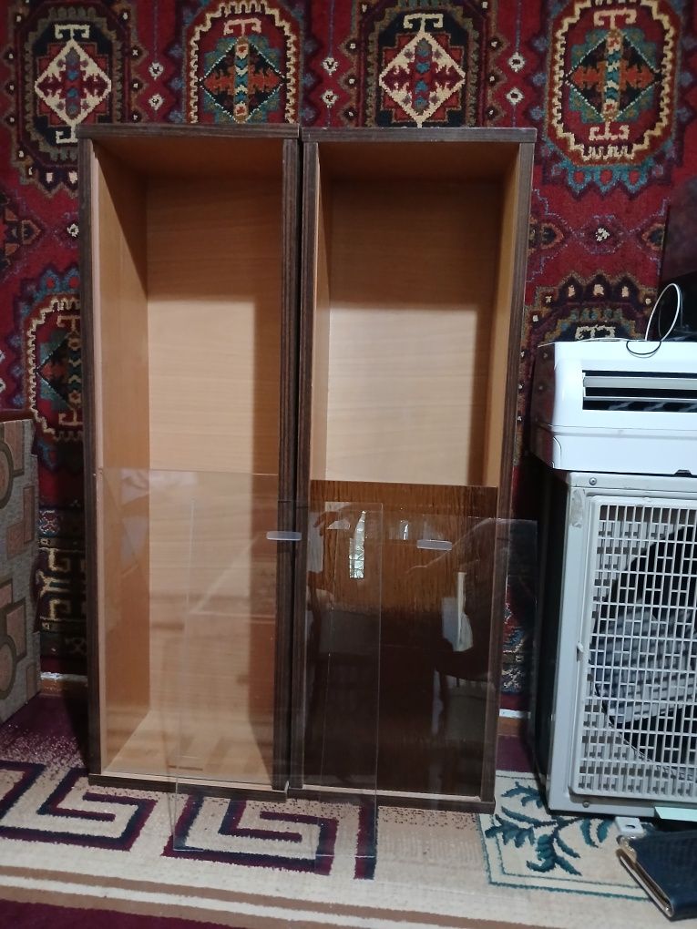 Книжные полки для гостиной