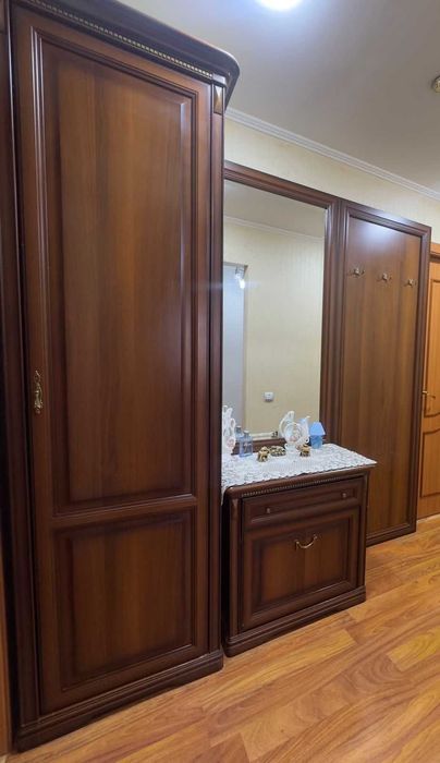 Шкаф однодверный с тумбой  и стенка из
натурального дерево