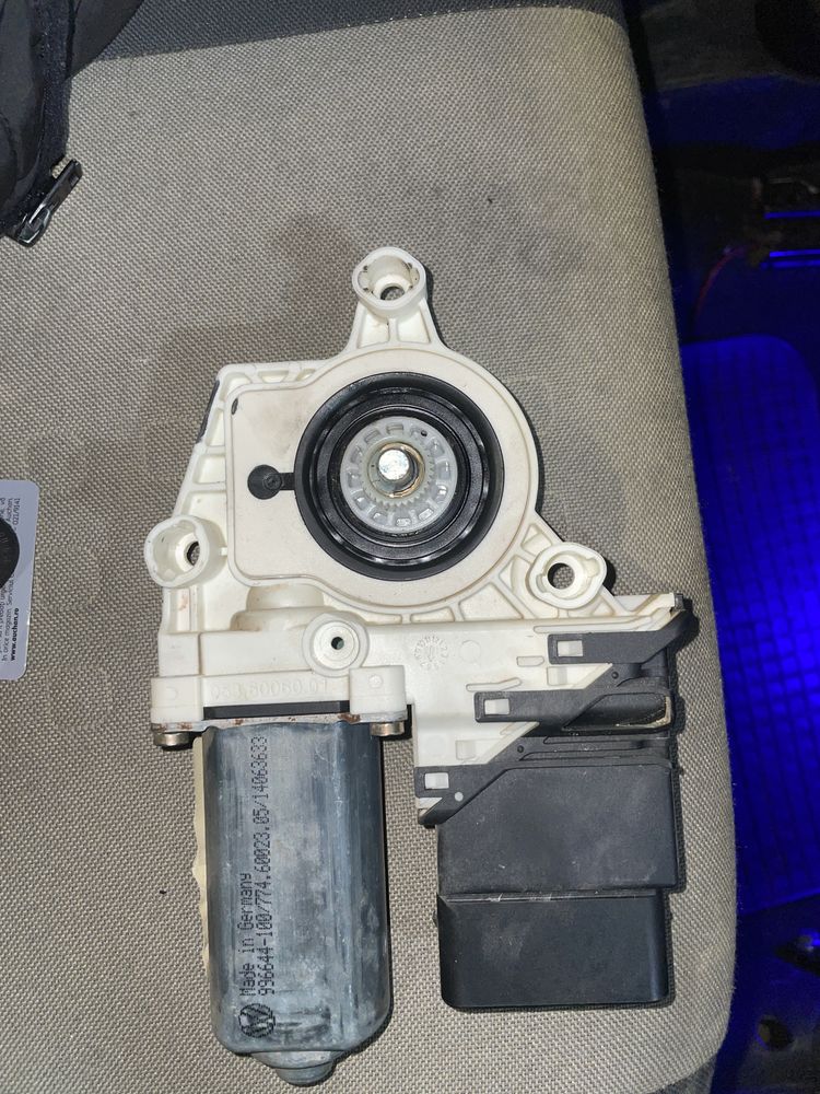 Vand motor macara spate dreapta vw touran 2005