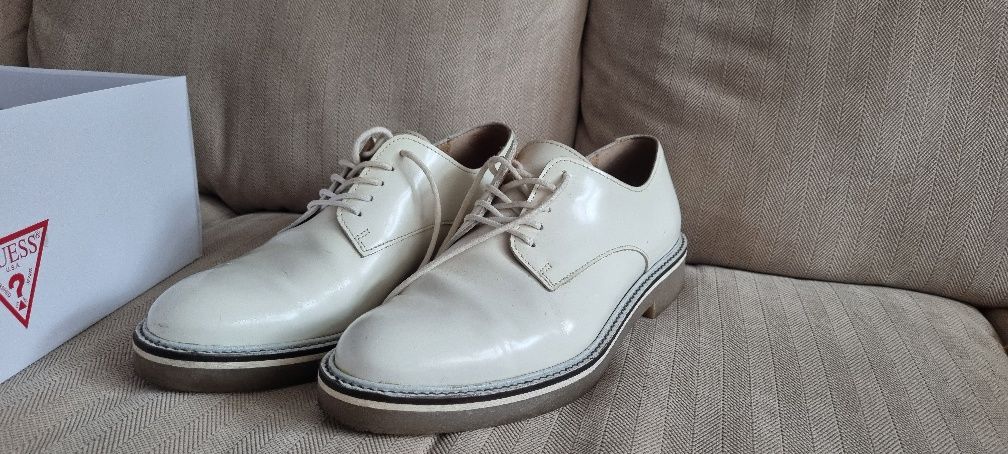 Pantofi albi din piele Kickers