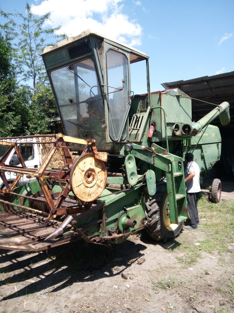 Combina John Deere 330