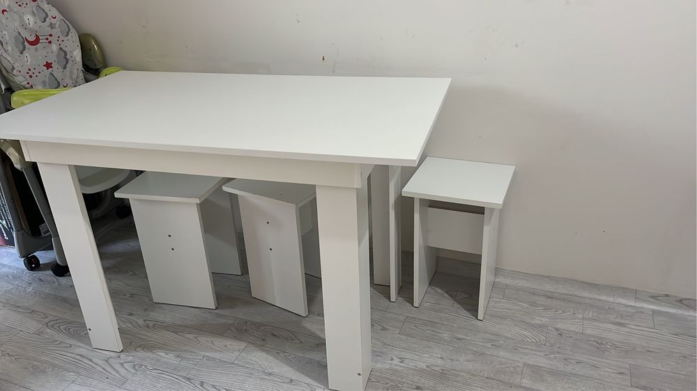Продам стол и табуретки