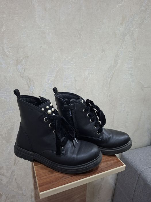 Продаются ботинки на девочку фирмы  Geox, размер 34