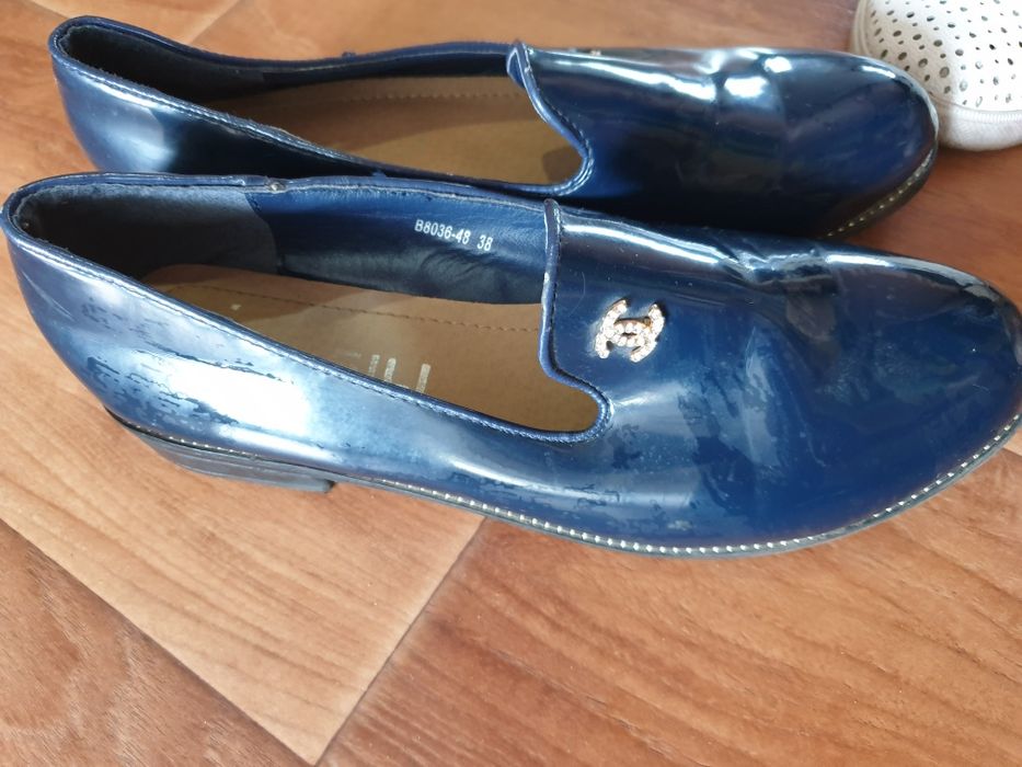 Продам туфли и кеды для школы