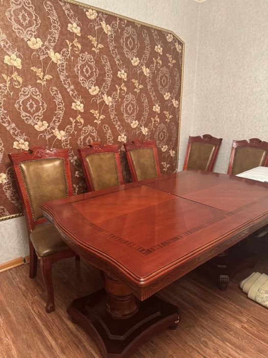 Продам стол и 8 стульев