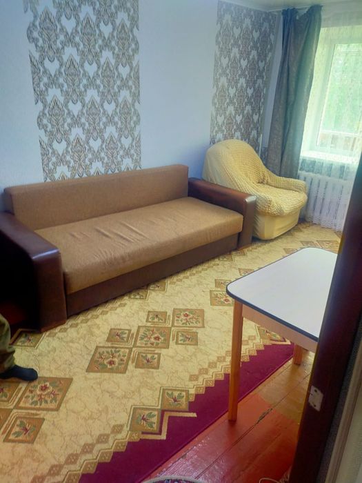 Сдам двухкомнатную квартиру в центре до мая включительно.
