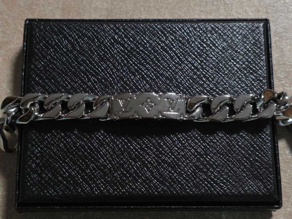 Louis Vuitton гривна