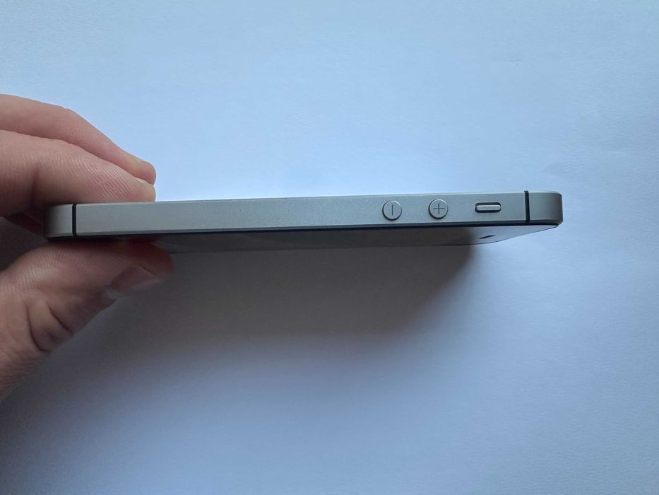 КАТО НОВ !!! iPhone SE - ЧЕРЕН - 16GB - Фабрично Отключен