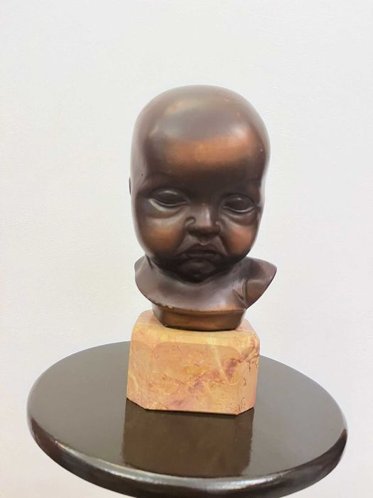 Statueta pe soclu de granit semnata bibelou bibelouri grea