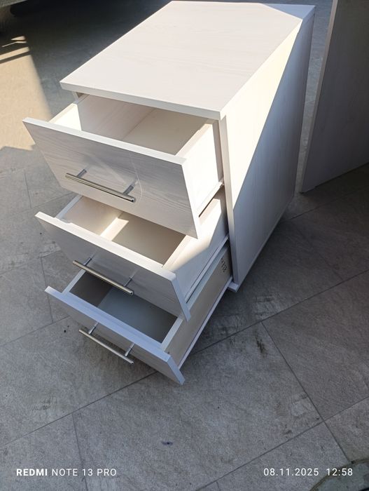 Продам офисный стол с тумбой